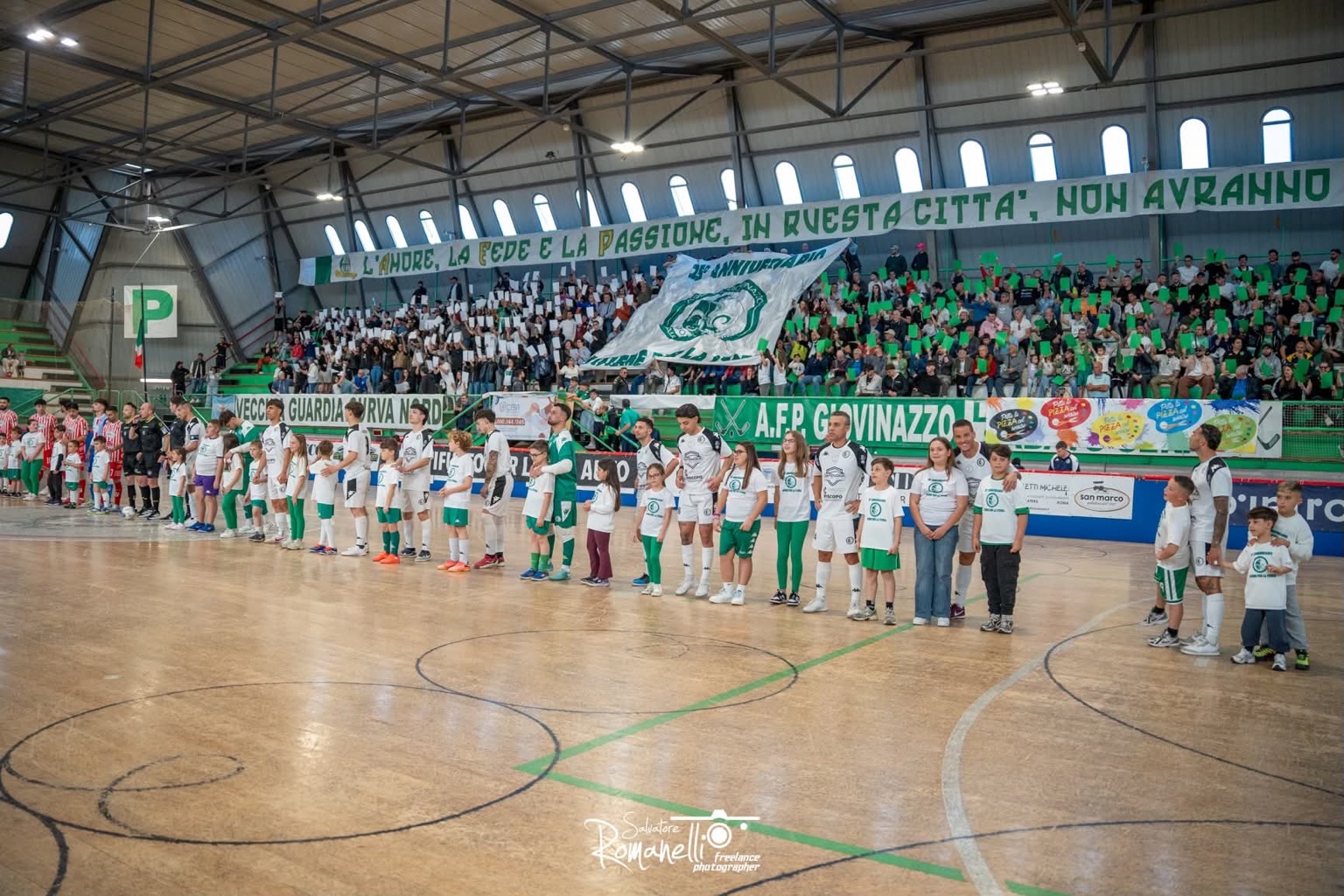Squadra e tifosi del GS Giovinazzo C5 al PalaPansini